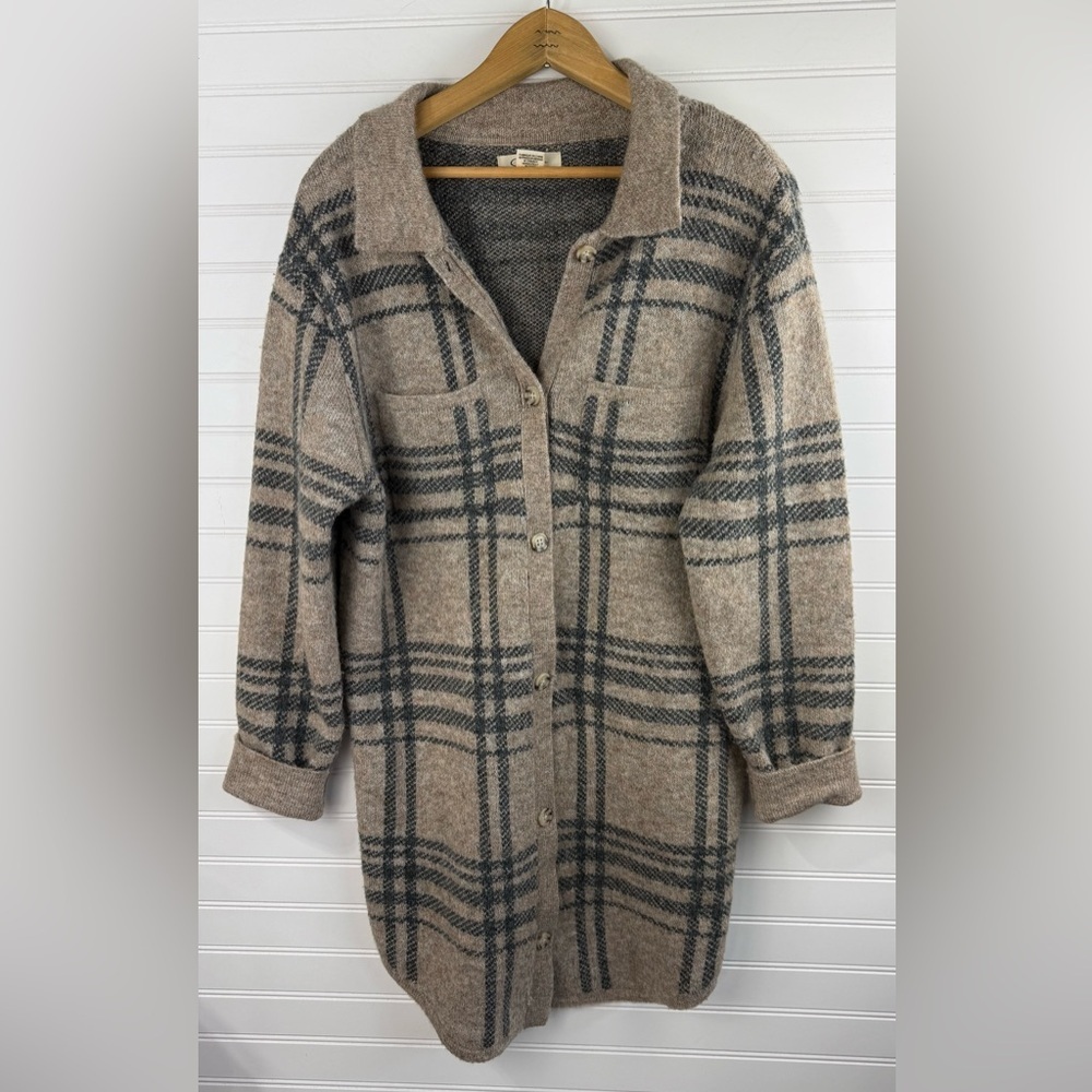 Jessica Simpson Beige & Gray Plaid Button-Up long sweater shacket. Size Medium